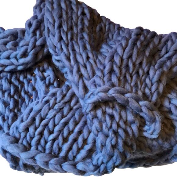 Chunky Knit Throw. OS - Picture 1 of 5